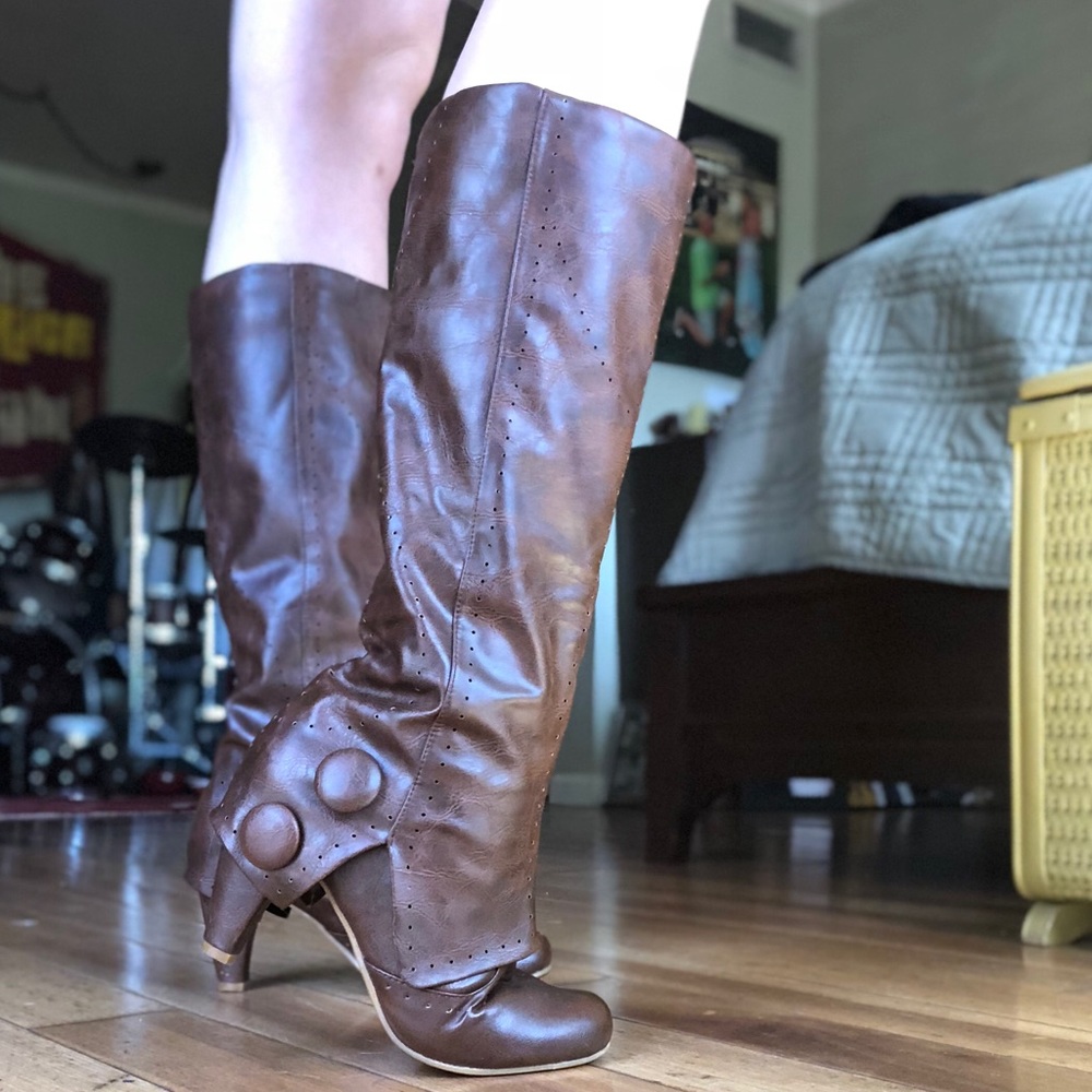 Cute heeled brown boots.